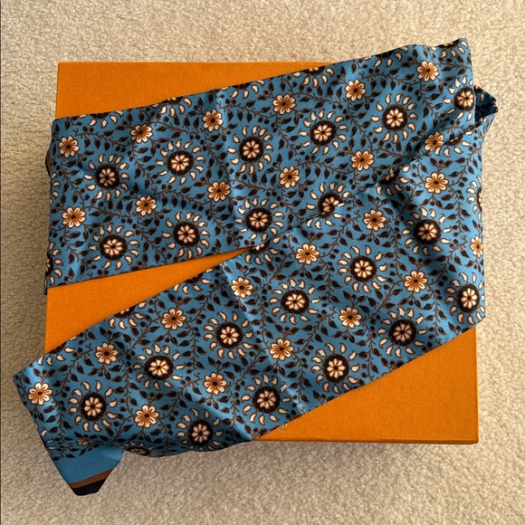 Madewell 100% Silk Scarf NWT - Picture 5 of 7